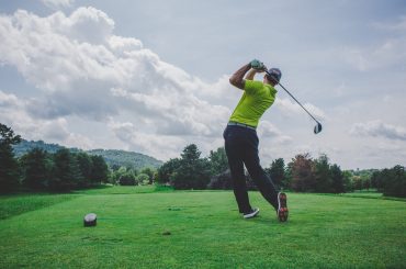 Hombre jugando al golf