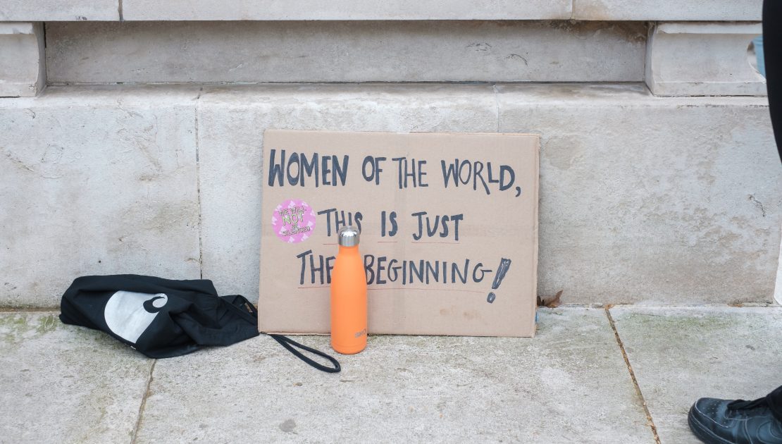 Pancarta mujeres en el mundo este es solo el principio