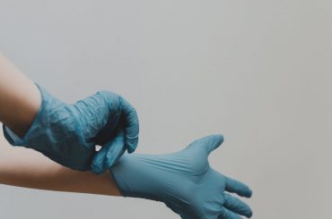 Manos de enfermera con guantes
