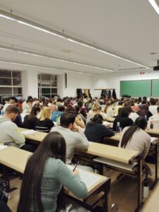 Estudiante de enfermería resolviendo preguntas tipo test para aprobar oposiciones de enfermería