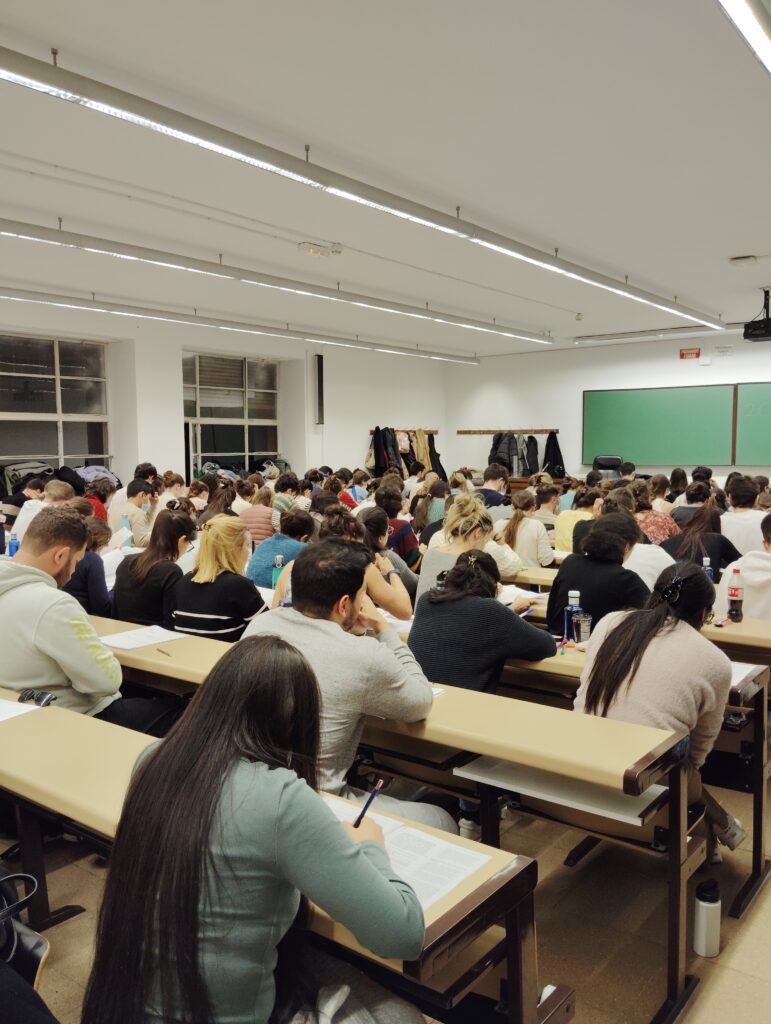 Estudiante de enfermería resolviendo preguntas tipo test para aprobar oposiciones de enfermería